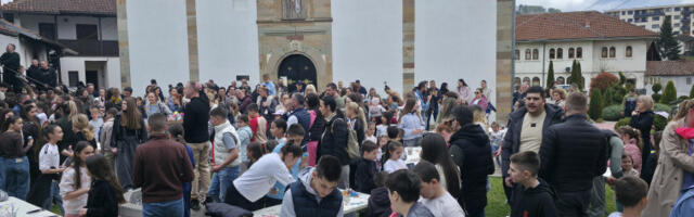 Око 300 деце на ускршњем такмичењу у дворишту Цркве Светог Николе у ​​Новом Пазару