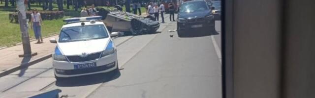 Drama na Banovom Brdu! Auto završio na krovu nasred šina, tramvaji u ovom delu obustavljeni
