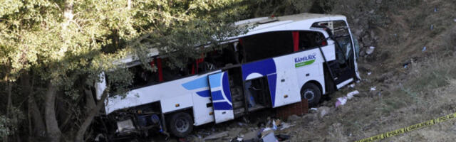 PREVRNUO SE AUTOBUS PUN PUTNIKA, NAJMANJE 41 POVREĐENIH! Užas na putu, vatrogasci i policija na licu mesta! (VIDEO)