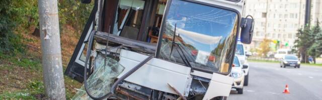 AUTOBUS JAVNOG PREVOZA SE ZAKUCAO U VOZILA! Preko 30 osoba povređeno!
