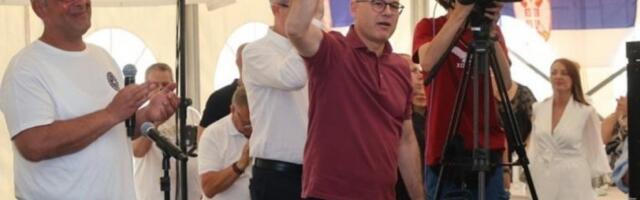 MOĆNA PORUKA IZ BAČKOG SOKOLCA! LIDER SNS VUČEVIĆ OŠTRO ODBRUSIO PAUNOVIĆ: Napada na porodicu Vučić je napad na sve porodice!