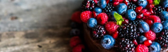 Neodoljiva poslastica po receptu Džejmija Olivera: Čokoladni kolač sa crvenim voćem (RECEPT)