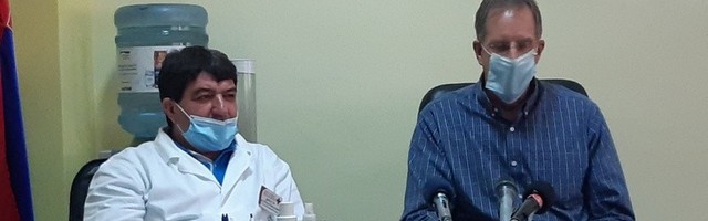 Doktor američke ambasade Pol Zimer u poseti leskovačkoj bolnici: Impresioniran sam procesom vakcinacije u Srbiji