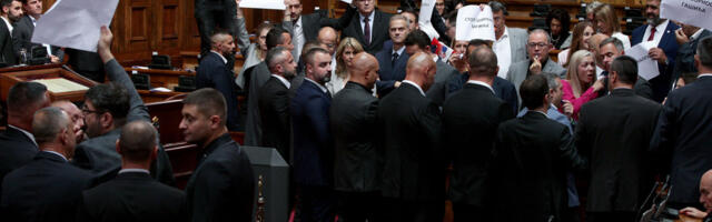 Haos u Skupštini Srbije: Poslanicima opozicije obezbeđenje ne da da mrdnu