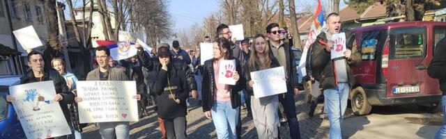 Protest u Vučju i zbog vode, kanalizacije, puteva i pasa na ulicama