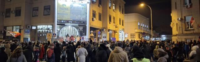 NEĆETE NAS GAZITI: Protest u Kragujevcu zbog incidenta u Novom Pazaru (FOTO)