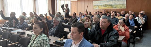 Poljoprivrednici iz Rače dobili smanjenje poreza i posle mesec dana završili opsadu zgrade Opštine (VIDEO)