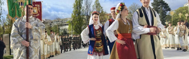 BEOGRAD OBASJAN DEČJOM RADOŠĆU I MOLITVAMA: Uz veličanstvenu litiju na Vrbicu, prestonica pretvorena u reku vere i ljubavi (FOTO)