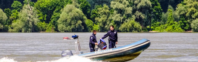 ZAPALIO SE ČAMAC NA JEZERU MEĐUVRŠJE, BRAČNI PAR SE SPASAO SKOKOM U VODU Vatrogasci i policija ugasili požar kod Čačka