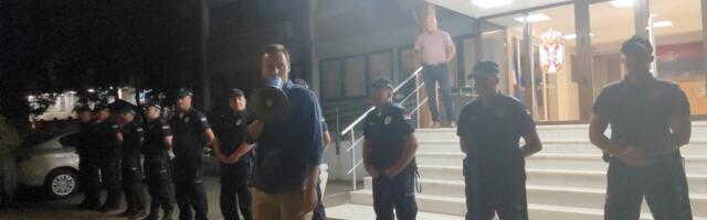 Demonstranti večeras u Leskovcu tražili od policije da ponovo polože zakletvu, načelnik im se iza kordona „smeškao“