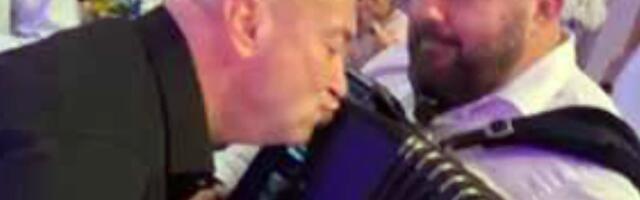 ĐANI LJUBI HARMONIKU BORKA RADIVOJEVIĆA! Napravili SPEKTAKL na romskoj svadbi u bečkom dvorcu, SNIMAK RASPLAMSAO MREŽE (VIDEO)