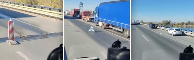 Kolaps na Ostružničkom mostu: Gvozdena spojnica oštetila desetak vozila (VIDEO)