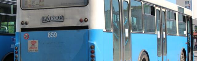 FOTO, VIDEO Novosadski odbornik: Tokom vožnje ispao prozor na gradskom autobusu