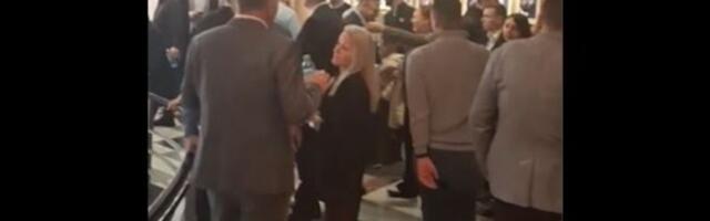 HAOS u NS: Sednica Skupštine kasni više od sat vremena - odbornici na hodniku, obezbeđenje kontroliše ulaz (VIDEO)