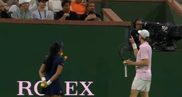 SINER SE SVAĐAO SA PUBLIKOM U INDIJAN VELSU! Italijan napravio haos, a onda se sudija umešao - Janik objasnio zbog čega je poludeo na gledaoce! VIDEO