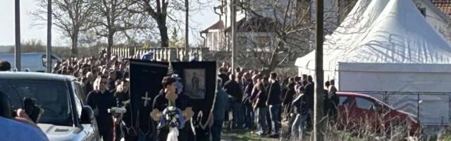 Krenula povorka od 500 ljudi - Jecaji odzvanjaju Brestačem (VIDEO)