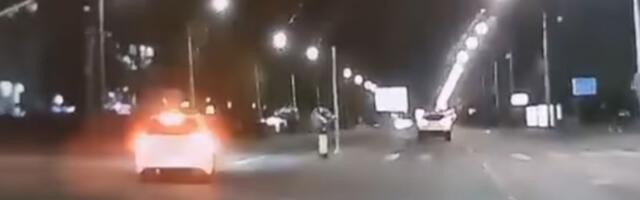 KAMIKAZA NA BULEVARU U BEOGRADU: Novi snimak divljanja, dao pun gas, a onda na raskrsnici uleće u KONTRASMER