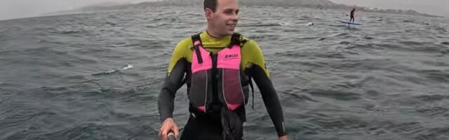 "Molim te nemoj da padneš!" Scena kao iz horor filma: Ajkula jurila surfera, jedva izvukao živu glavu (VIDEO)