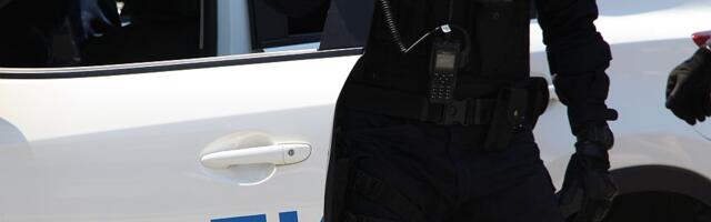Zapalio dva automobila u Staroj Pazovi, oštećen i deo kuće