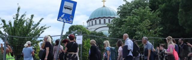 Ne vidi se kraj koloni: Vernici više od 10 sati čekaju da celivaju svetinju sa Hilandara, evo kakva je situacija kod Hrama (FOTO)