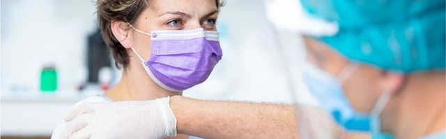 Korona virus: „Nedopustivo da zdravstveni lekari neće da se vakcinišu u Srbiji“, u Francuskoj protesti zbog obavezne imunizacije