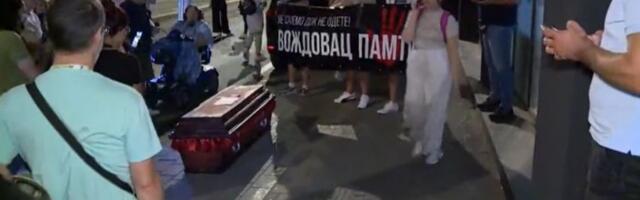 Građani doneli kovčeg sa fantomkom, sendvičem i lažnom diplomom pred SNS: Ožalošćeni, apsolutno niko