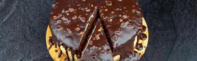 Keks torta sa bananicama: Desert koji svi obožavaju, a pravi se očas posla!