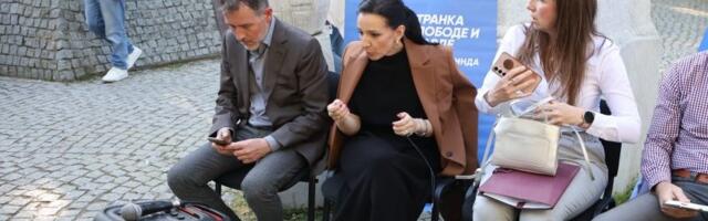 Orila se Kikinda: "Marinika, imaš li stan u Bukureštu?" - Tepićka organizovala smehotresnu tribinu, a onda se pojavio Informer (FOTO/VIDEO)