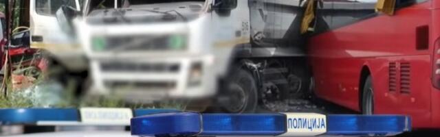 STRAVIČAN UDES KAMIONA I AUTOBUSA! Ima poginulih!