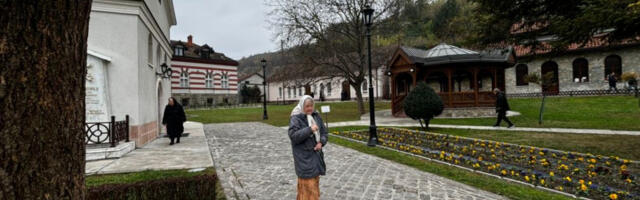 ''NEK SEDI ODMAH PORED BOGA I NEKA NAS ČUVA SVE''! Vernici došli u manastir Rakovicu da odaju počast blaženopočivšem patrijarhu Pavlu: Bio je svetac za života! (FOTO)