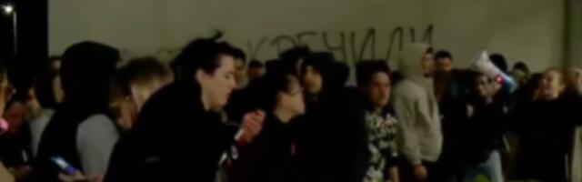 Teroristi Dinka Gruhonjića fizički blokirali RTV! Dogurali betonske žardinjere na vrata Javnog servisa! (VIDEO)