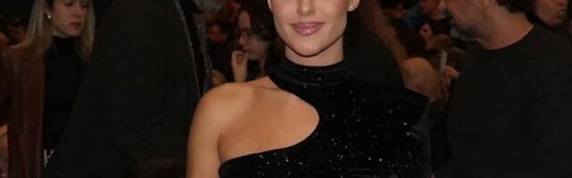 NAŠA PEVAČICA DOŽIVELA NEVIĐENI DEBAKL, NA NASTUP DOŠLA SAMO NJENA PORODICA: Roditelji su joj bili jedina publika!