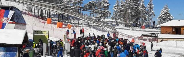 Srpska planina vrvi od turista! Ski centar oborio sve rekorde poseta: Nema gde igla da padne