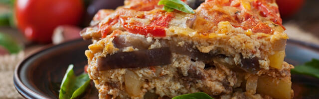 Slana strata sa kobasicom i spanaćem: Savršen doručak koji možete pripremiti i dan ranije