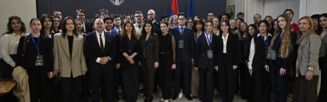 Душан Козарев са студентима права о стратешким приоритетима Србије