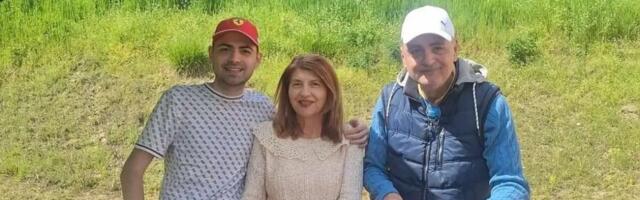 Pevač i pevačica slave Vaskrs na selu sa sinom: Pozirali sa pečenim prasetom (FOTO)