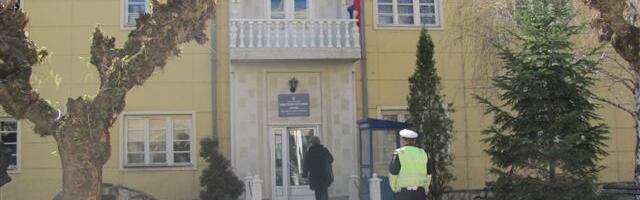 Iz kuće starca ukrao dve mašine za šišanje trave, leđnu prskalicu, dve testere za drva i pušku