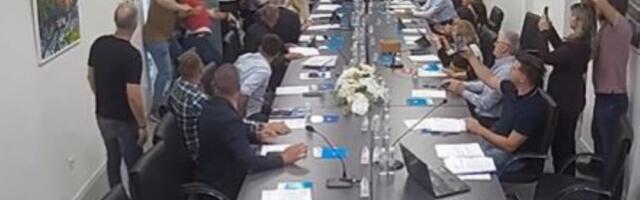HAOS pred početak sednice Opštinskog veća: POTUKLI SE obezbeđenje i političar (VIDEO)