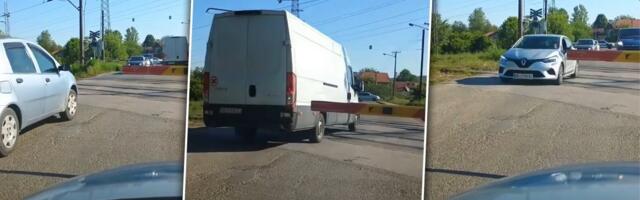 Da li nam je malo tragedija u Srbiji? Snimak podigao buru na mrežama: Spuštena rampa na pružnom prelazu njima ne znači ništa (VIDEO)