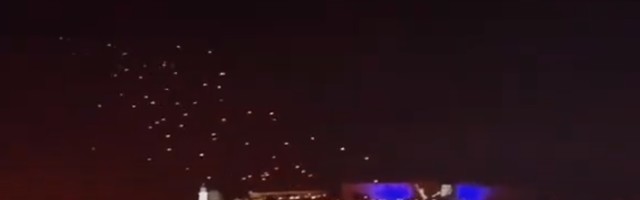 (VIDEO) “Noć kad je Đole preplivao Dunav”: Lampioni nad Novim Sadom i Balaševićev lik na tvrđavi
