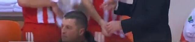 To je tako "ŽELJKO OBRADOVIĆ POTEZ"! Meč se nije još ni završio, a Žoc je prišao igračima Zvezde i oduševio čitav "Čair"