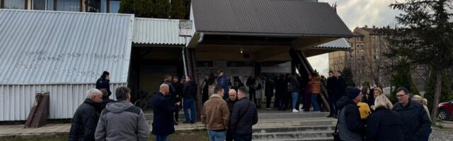Nastavnici Trgovačko-ugostiteljske škole se okupili da održe sednicu, učenici im nisu dozvolili da uđu u unutra