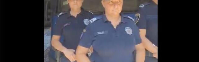 Žena ženi nije vuk — osim kad policajke čuvaju Marka Krička na skupu podrške Nikolini