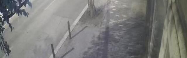 Razbijen izlog prostorija SNS-a u Kragujevcu (VIDEO)