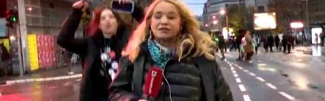 "Šta vam je ljudi, da li ste poludeli svi": Branku Lazić okružili blokaderi u programu uživo - nisu joj dali da radi (VIDEO)