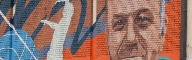 VOLJENOG NASTAVNIKA OSLIKALI NA MURALU: Dirljiv gest kolektiva, đaka, njihovih roditelja i komšija u čačanskoj Osnovnoj školi "Filip Filipović" (FOTO)