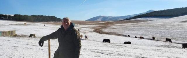 Rodna kuća mu propada, a naš pevač živi u ogromnoj vili s bazenom: Sagradio i milionski biznis na Zlatiboru