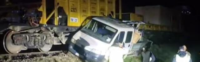 VOZ UDARIO KAMIONET, VOZILO UNIŠTENO! Nesreća kod Pirota: Pričinjena velika materijalna šteta! (VIDEO)