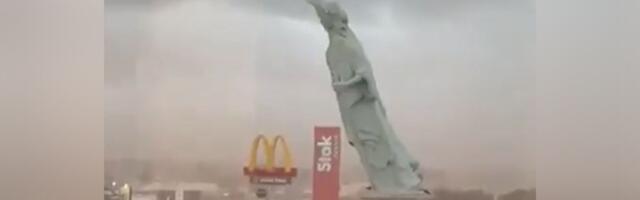 OLUJNI VETAR SRUŠIO KIP SLOBODE! Šokantan snimak iz Brazila obilazi svet, ljudi gledaju u neverici