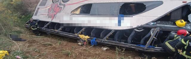 DVE OSOBE MRTVE, PREKO 50 POVREĐENO Saslušani osumnjičeni i svedoci o nesreći kod Sremske Mitrovice: Autobus sleteo u kanal, vozač na slobodi (FOTO)